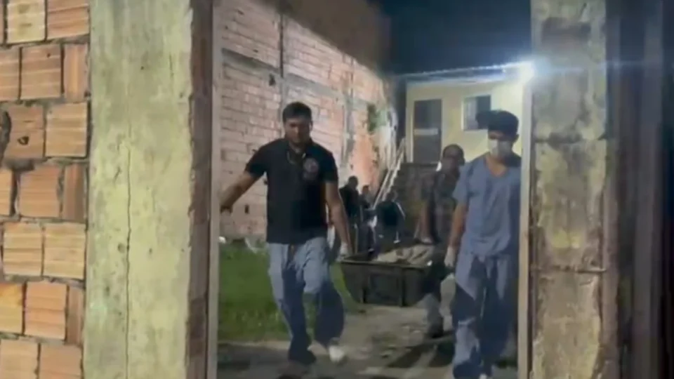 Vídeo: veja o momento da remoção do corpo encontrado em kitnet no Tancredo Neves