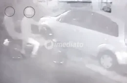 VÍDEO: Carro de policial militar é incendiado por dupla em moto durante a madrugada no bairro Santo Antônio