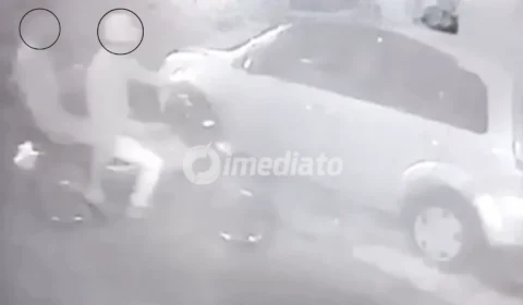 VÍDEO: Carro de policial militar é incendiado por dupla em moto durante a madrugada no bairro Santo Antônio