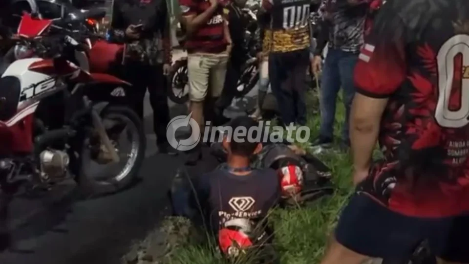 VÍDEO: Colisão entre carro e moto deixa motociclista e passageiro feridos na Avenida Cosme Ferreira, em Manaus