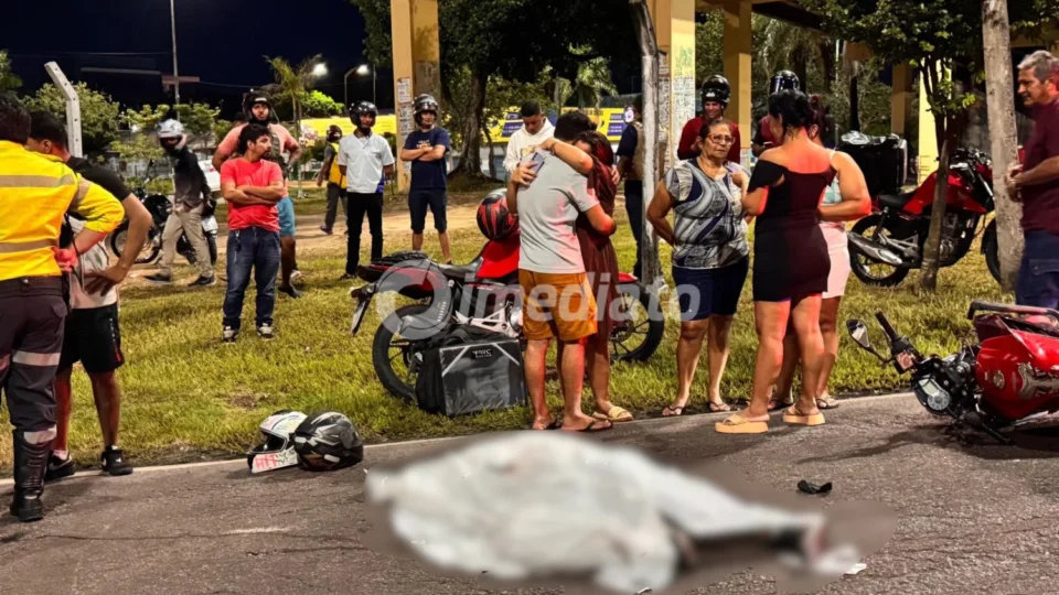 Vídeo: familiares de motociclista morto em acidente com ônibus se desesperam durante remoção do corpo pelo IML