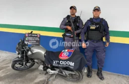 Dupla suspeita de assaltos foge da PM, cai durante perseguição e um é preso com celulares e simulacro de arma no bairro Cidade Nova