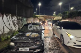 Carro é consumido pelo fogo próximo ao viaduto no bairro Alvorada minutos após ser comprado em Manaus