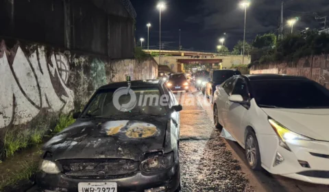 Carro é consumido pelo fogo próximo ao viaduto no bairro Alvorada minutos após ser comprado em Manaus