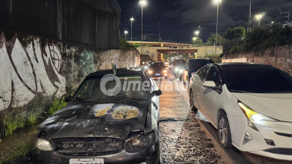 Carro é consumido pelo fogo próximo ao viaduto no bairro Alvorada minutos após ser comprado em Manaus