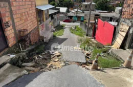 ‘Já vimos carro e moto se acidentarem aqui, a situação é difícil’, diz morador sobre rua tomada por buracos no bairro Gilberto Mestrinho em Manaus