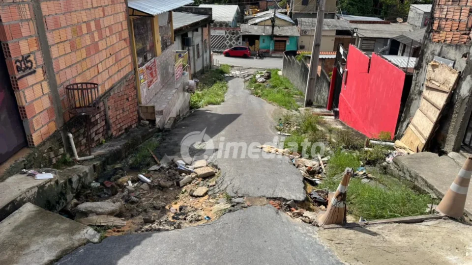 ‘Já vimos carro e moto se acidentarem aqui, a situação é difícil’, diz morador sobre rua tomada por buracos no bairro Gilberto Mestrinho em Manaus