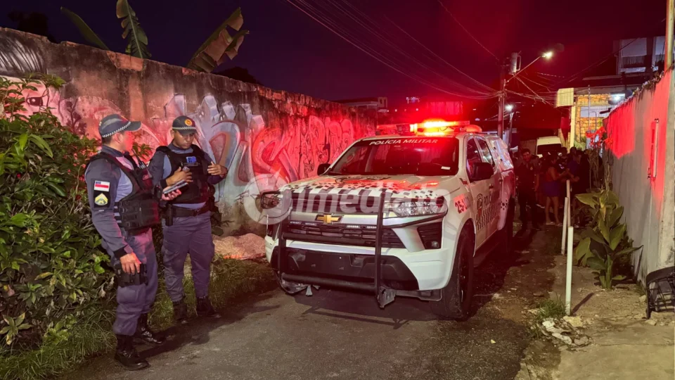 Homem é abordado por criminosos em moto e morto a tiros em frente à residência no bairro Compensa, em Manaus