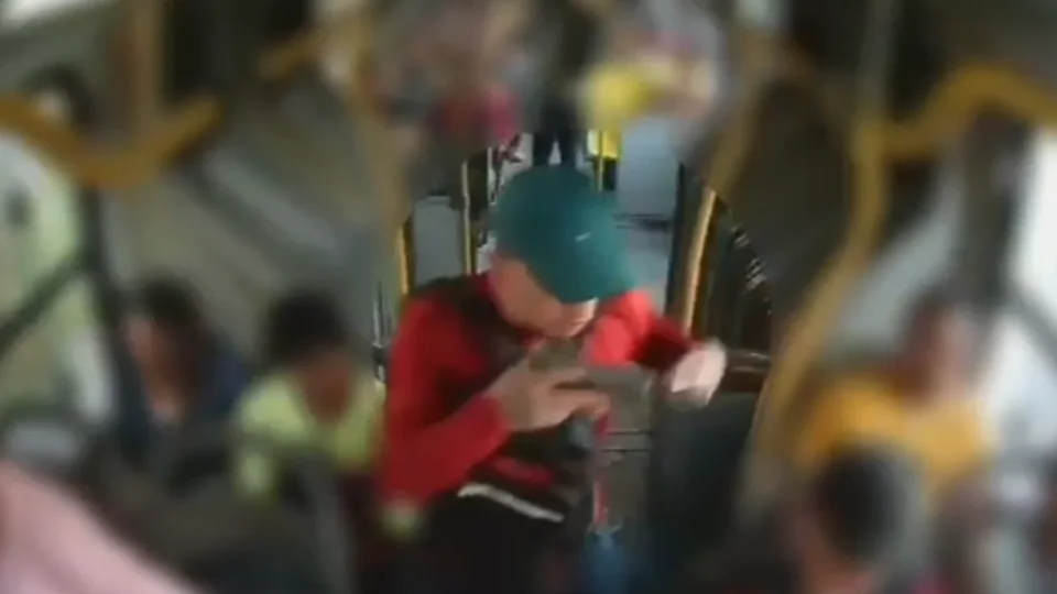 PC-AM divulga imagens de três homens procurados por roubo a ônibus do transporte coletivo da linha 641 em Manaus