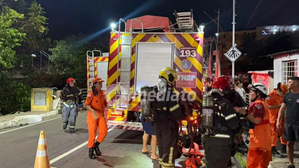 Incêndio de grandes proporções destrói casas no bairro São Jorge e deixa famílias desabrigadas, em Manaus