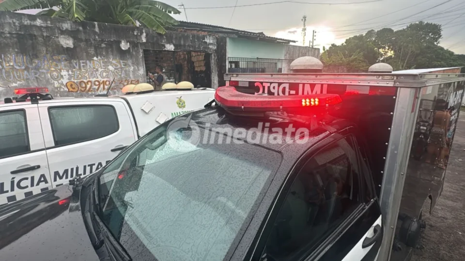 IMAGENS FORTES: Homem é morto a tiros dentro de casa após ser perseguido por suspeitos no Mutirão, em Manaus