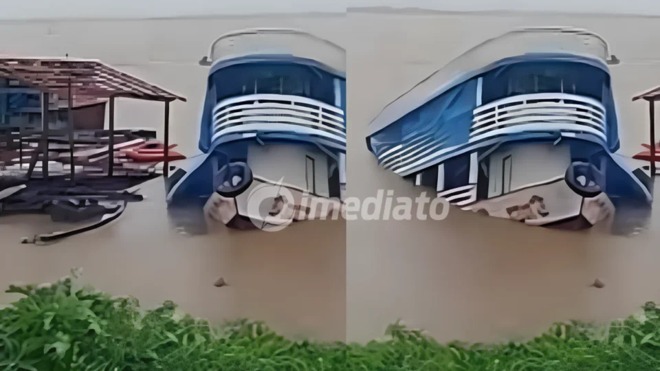 VÍDEO: Embarcação naufraga na orla de Manacapuru durante forte chuva no Amazonas