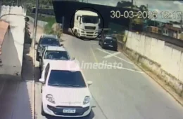 VÍDEO: Trem atinge carreta que arrasta carro e provoca destruição deixando feridos