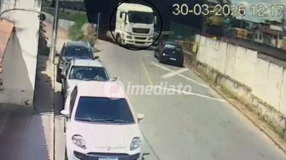 VÍDEO: Trem atinge carreta que arrasta carro e provoca destruição deixando feridos