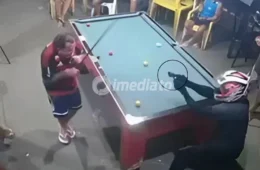 VEJA VÍDEO: Criminoso invade bar, mata homem a tiros durante partida de sinuca e foge em motocicleta