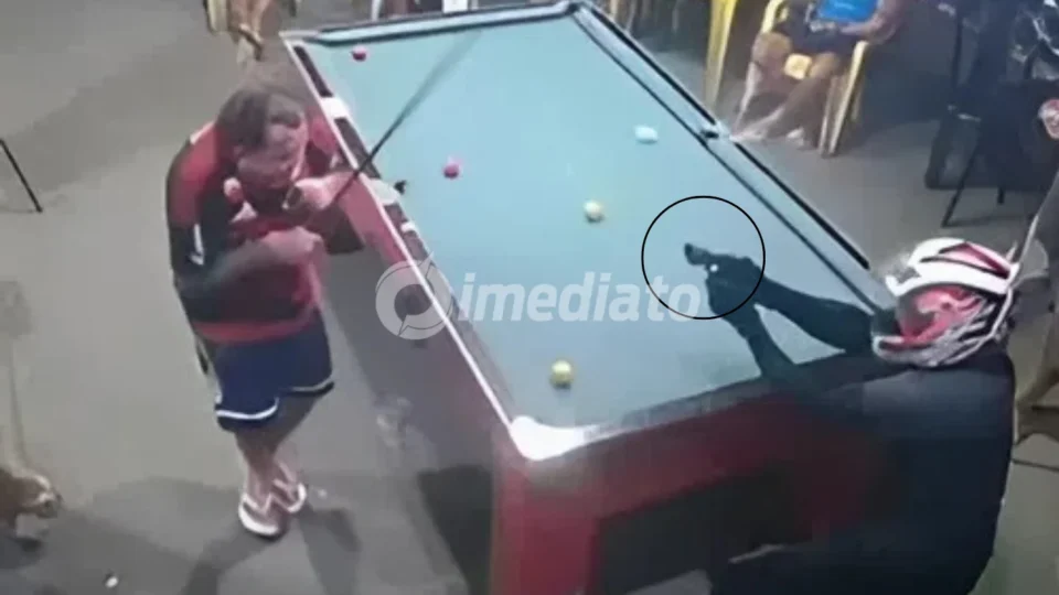VEJA VÍDEO: Criminoso invade bar, mata homem a tiros durante partida de sinuca e foge em motocicleta