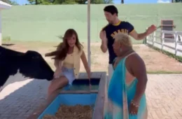 VÍDEO: Vaca dá cabeçada e derruba Nicole Bahls durante cantoria de Patixa em Fazenda