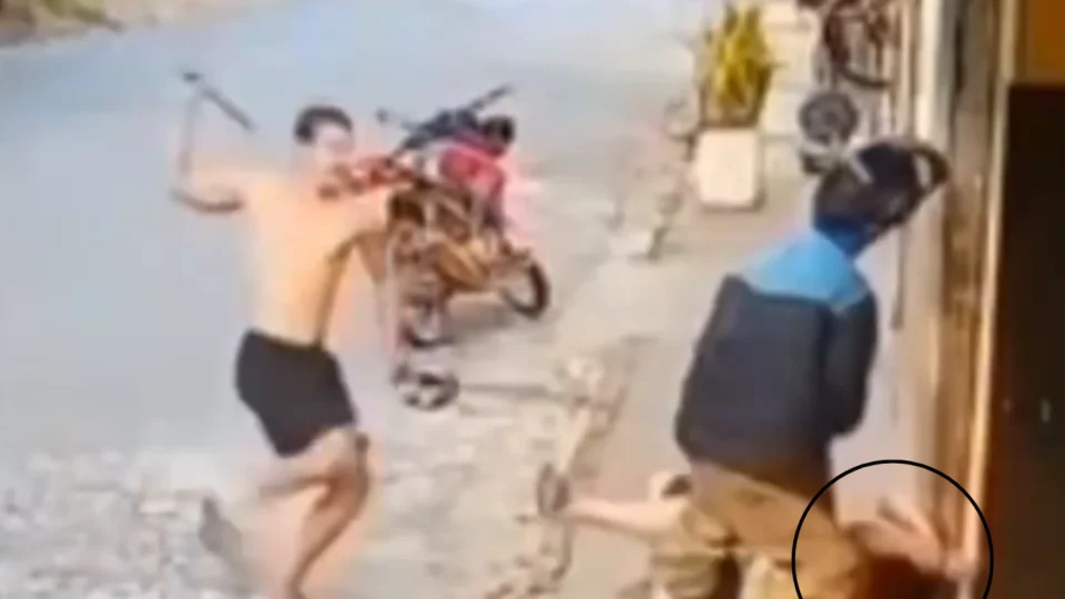 VEJA VÍDEO: Homem tenta matar ex-mulher com ‘machadinha’ e acaba morto com golpe de barra de ferro