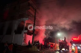 Incêndio em depósito de recicláveis atinge prédio residencial de quatro andares e mobiliza bombeiros no Lago Azul, em Manaus