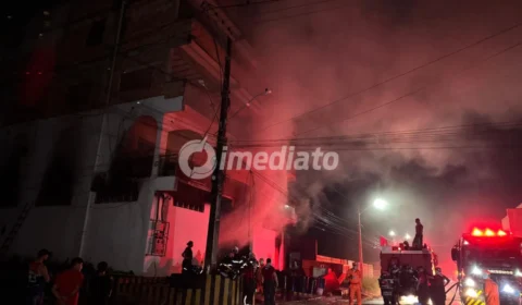 Incêndio em depósito de recicláveis atinge prédio residencial de quatro andares e mobiliza bombeiros no Lago Azul, em Manaus