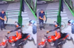 VÍDEO: Dupla armada assalta trabalhador em frente a supermercado no bairro Petrópolis em Manaus