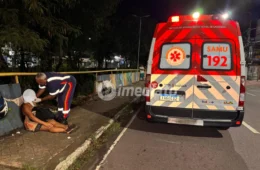 Motorista colide carro contra canteiro central e duas pessoas ficam feridas na Avenida Brasil, em Manaus
