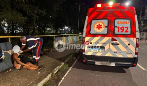 Motorista colide carro contra canteiro central e duas pessoas ficam feridas na Avenida Brasil, em Manaus