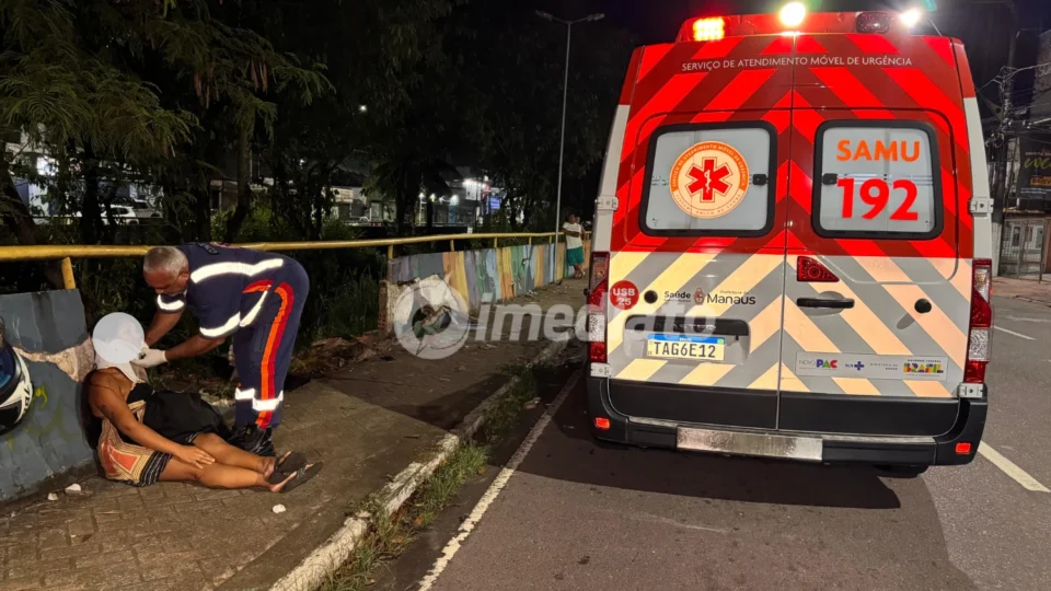 Motorista colide carro contra canteiro central e duas pessoas ficam feridas na Avenida Brasil, em Manaus