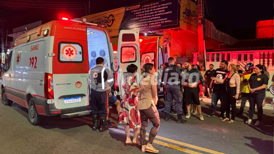 Assalto a motorista por aplicativo termina em perseguição, acidente e agressão a suspeitos em avenida de Manaus