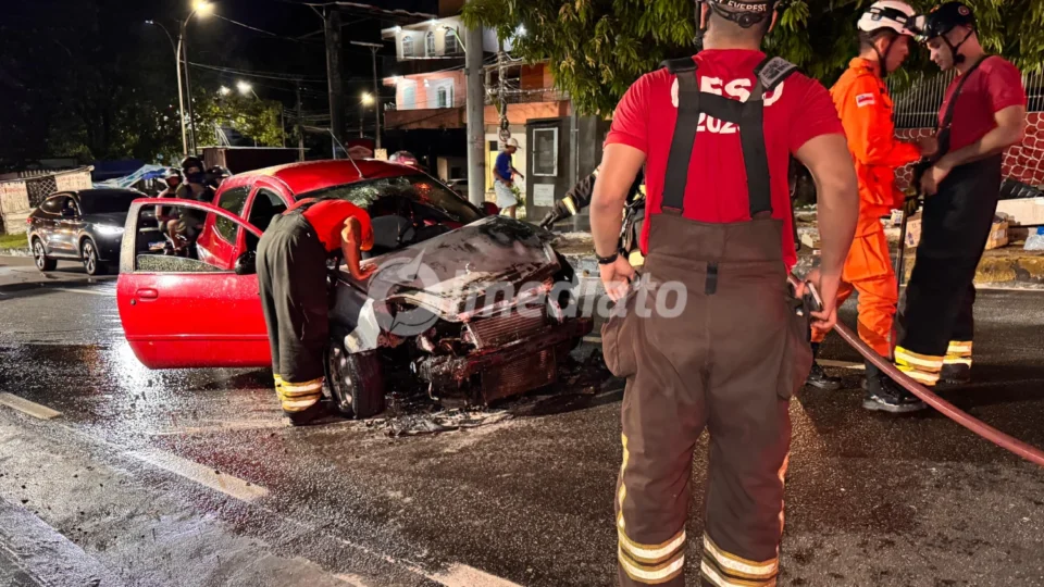 Incêndio em veículo na Avenida São Jorge mobiliza bombeiros e causa transtornos no trânsito em Manaus