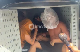 Doze presos envolvidos em diversos crimes são levados da delegacia para audiência de custódia em Manaus