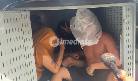 Doze presos envolvidos em diversos crimes são levados da delegacia para audiência de custódia em Manaus