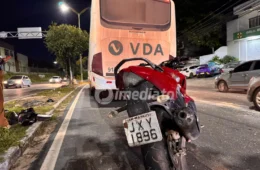 Motociclista fica ferido após perder o controle da moto e ser atingido por ônibus na Avenida Cosme Ferreira