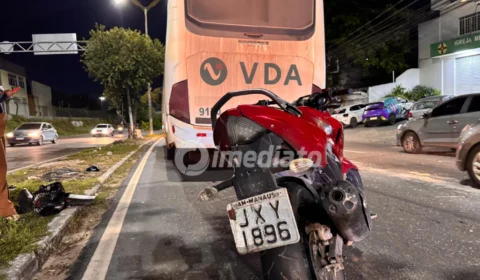 Motociclista fica ferido após perder o controle da moto e ser atingido por ônibus na Avenida Cosme Ferreira