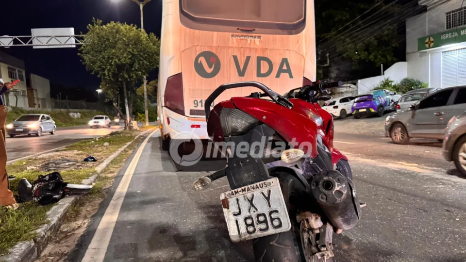 Motociclista fica ferido após perder o controle da moto e ser atingido por ônibus na Avenida Cosme Ferreira