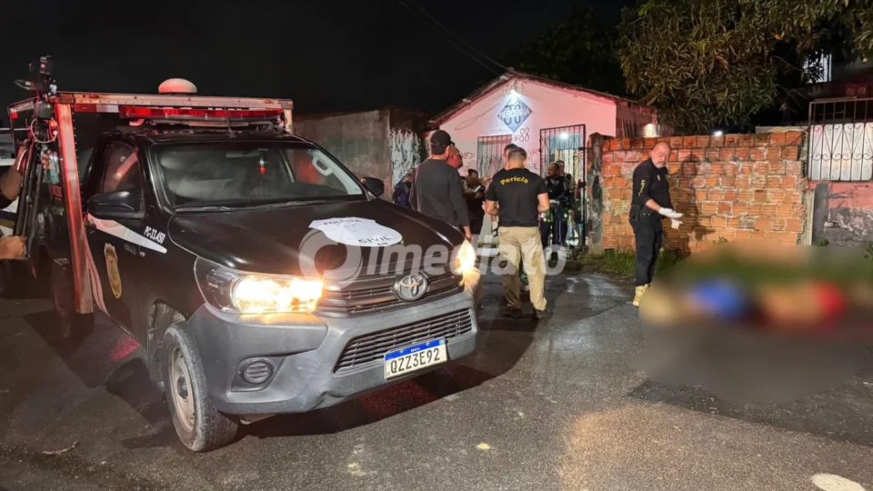 IMAGEM FORTE: Homens são mortos a tiros e corpos com cordas no pescoço e mãos amarradas são jogados em rua no bairro Cidade de Deus