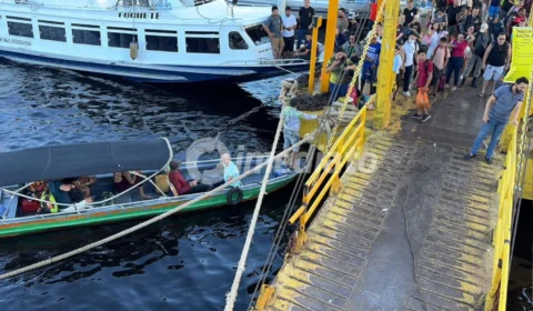 VÍDEO: Passarela de acesso à balsa amarela desaba na Manaus Moderna e assusta populares que transitavam pelo local