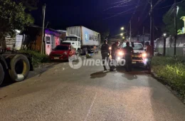 Carreta desgovernada atinge casas e carro, destrói estruturas e deixa moradores em situação de risco no bairro Colônia Terra Nova