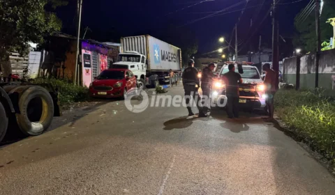 Carreta desgovernada atinge casas e carro, destrói estruturas e deixa moradores em situação de risco no bairro Colônia Terra Nova