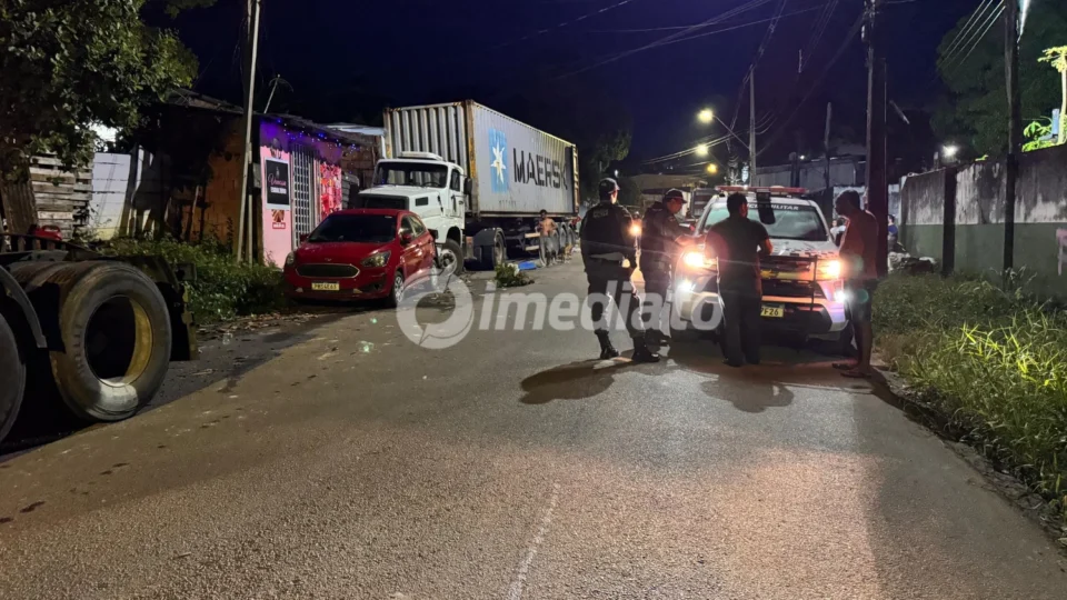 Carreta desgovernada atinge casas e carro, destrói estruturas e deixa moradores em situação de risco no bairro Colônia Terra Nova