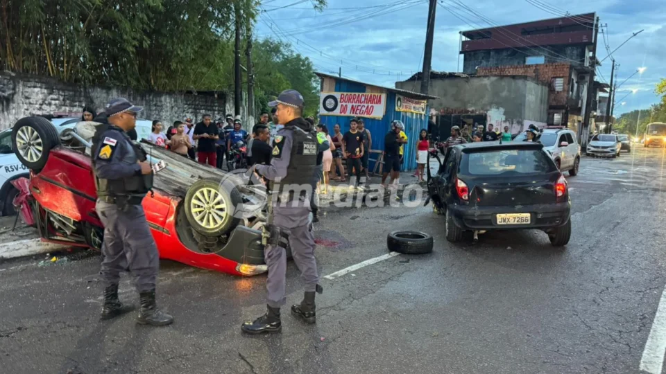 Motorista embriagado fica ferido após colidir com veículo estacionado em frente a uma borracharia no bairro Japiim