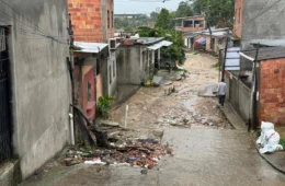 Após morte de criança em igarapé, moradores denunciam alagamentos na comunidade Coliseu, na Zona Leste de Manaus