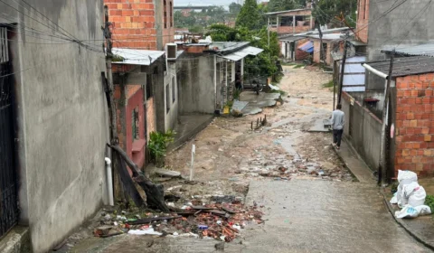 Após morte de criança em igarapé, moradores denunciam alagamentos na comunidade Coliseu, na Zona Leste de Manaus