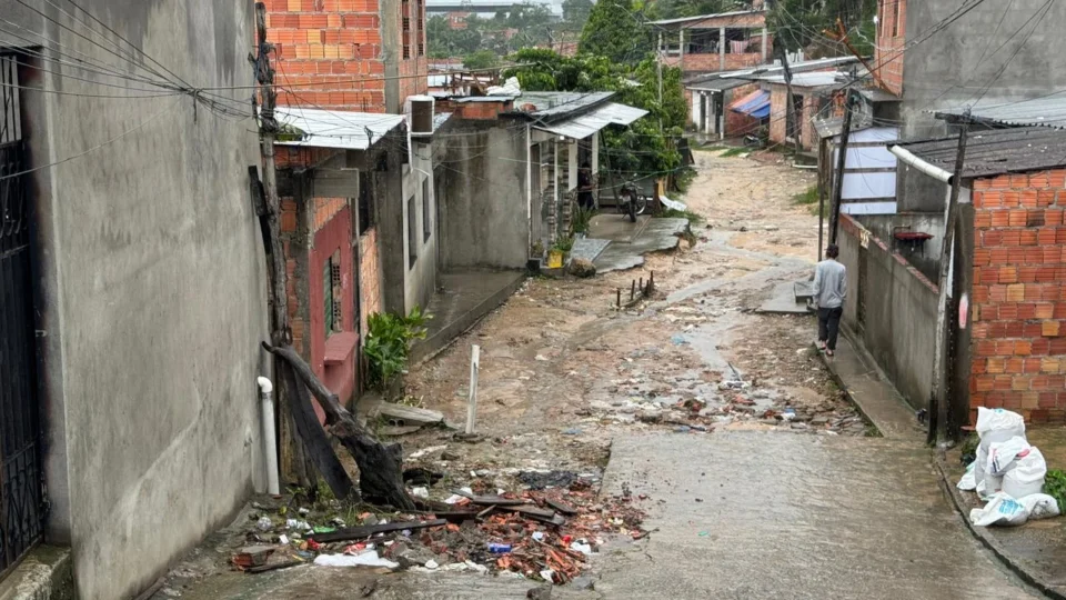 Após morte de criança em igarapé, moradores denunciam alagamentos na comunidade Coliseu, na Zona Leste de Manaus