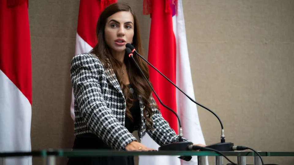 Débora Menezes apresenta projeto para proteger quem denuncia violência contra crianças no Amazonas