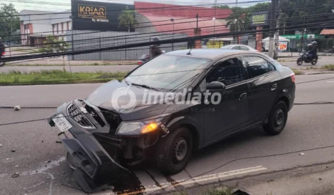 Carro colide com poste e deixa via interditada na zona Norte de Manaus