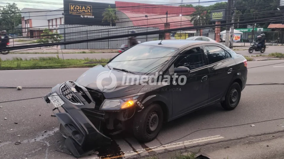 Carro colide com poste e deixa via interditada na zona Norte de Manaus