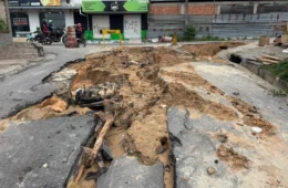 Obra inacabada deixa buraco gigante e dificulta acesso de moradores na zona Norte de Manaus