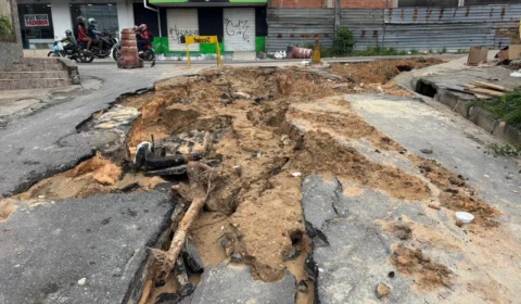 Obra inacabada deixa buraco gigante e dificulta acesso de moradores na zona Norte de Manaus