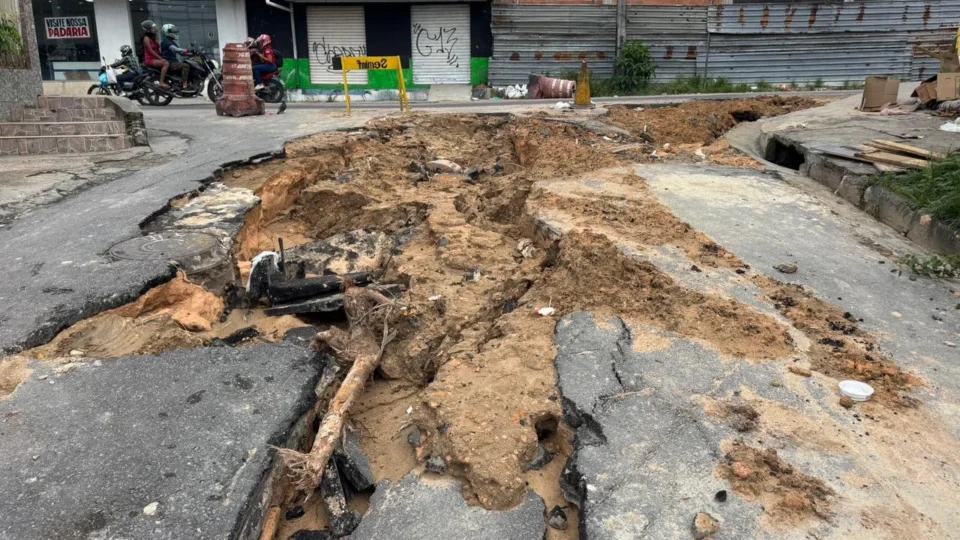 Obra inacabada deixa buraco gigante e dificulta acesso de moradores na zona Norte de Manaus